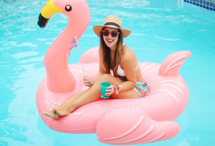 바다에서 핫한 튜브들.jpg | 인스티즈