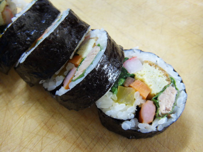정말 끊임없이 들어가는 김밥.jpg | 인스티즈