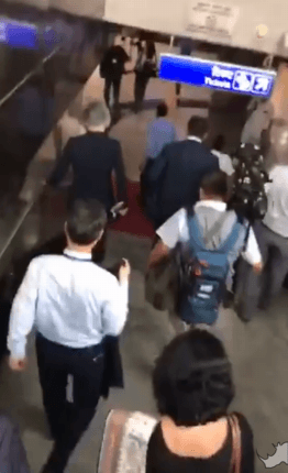 인도 지하철에서 달리는 청와대 수석들.GIF | 인스티즈