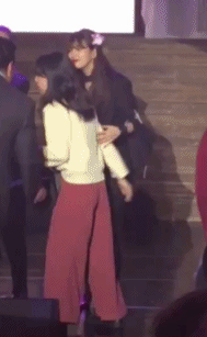 우는팬 달래주는 수지.gif | 인스티즈