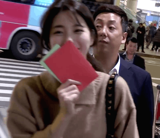 머리 대충묶는 수지ㄷㄷㄷ.jpgif | 인스티즈