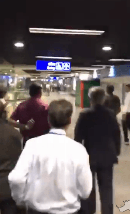 인도 지하철에서 달리는 청와대 수석들.GIF | 인스티즈