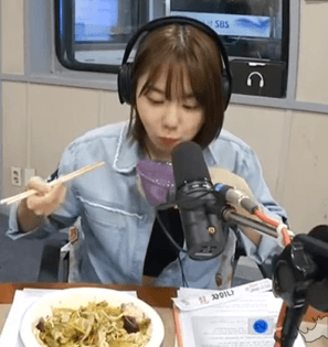 족장피 먹는 소혜.gif | 인스티즈