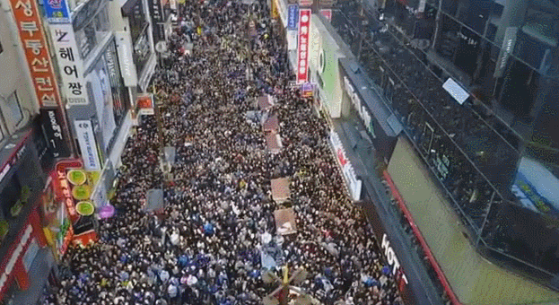 드론으로 찍은 문재인 부산 서면 유세 현장.gif | 인스티즈