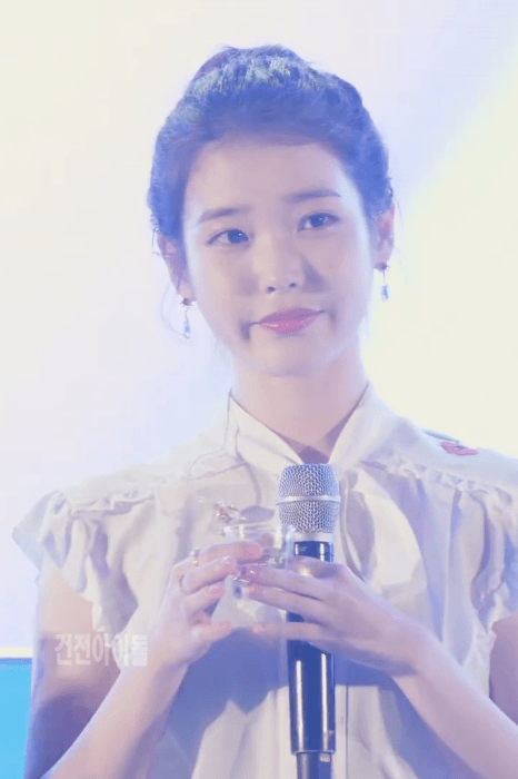 이슬 한잔하는 아이유 .gif | 인스티즈