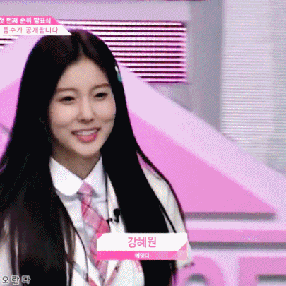 [프로듀스48] 강혜원의 기어세컨드를 본 사쿠라의 반응.gif | 인스티즈