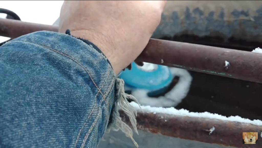 쇠파이프에 발이 얼어붙은 참새를 구해주는 할아버지 | 인스티즈