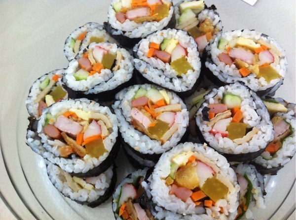 정말 끊임없이 들어가는 김밥.jpg | 인스티즈