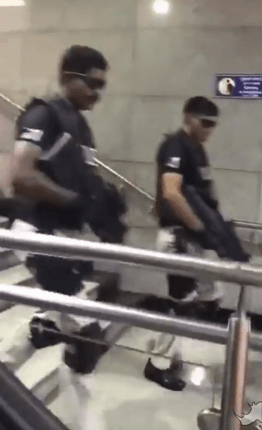 인도 지하철에서 달리는 청와대 수석들.GIF | 인스티즈