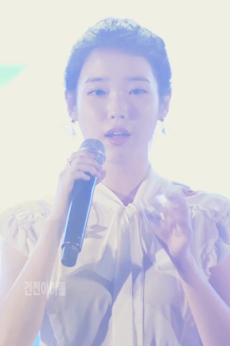 이슬 한잔하는 아이유 .gif | 인스티즈