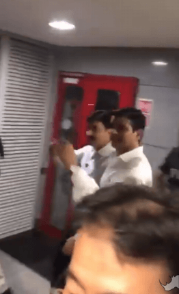 인도 지하철에서 달리는 청와대 수석들.GIF | 인스티즈