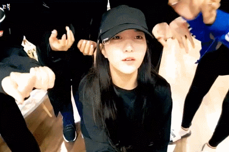 맏언니 소원 괴롭히는 여자친구.gif | 인스티즈