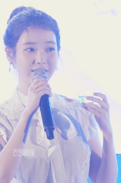 이슬 한잔하는 아이유 .gif | 인스티즈
