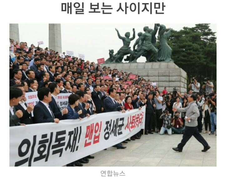 두 남자는 진한 포옹을 나누고....JPG | 인스티즈