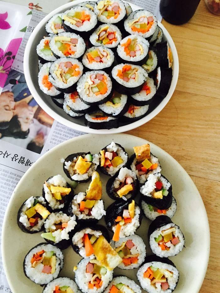 정말 끊임없이 들어가는 김밥.jpg | 인스티즈