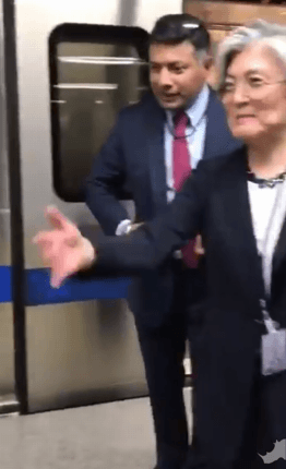 인도 지하철에서 달리는 청와대 수석들.GIF | 인스티즈