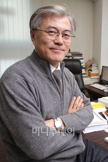 뭘 입어도 무사고 경력 30년 장기근속자 같아 보이는 문재인 | 인스티즈