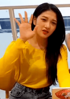 언니 살 만지는 걸 좋아하는 이서연.gif | 인스티즈