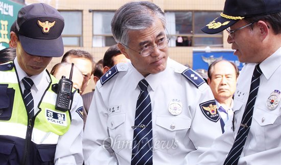 뭘 입어도 무사고 경력 30년 장기근속자 같아 보이는 문재인 | 인스티즈