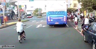 무단횡단 하는 여고생 | 인스티즈