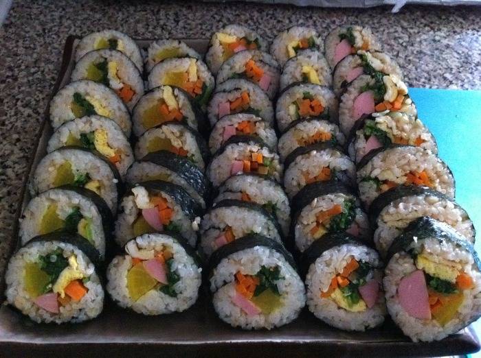 정말 끊임없이 들어가는 김밥.jpg | 인스티즈