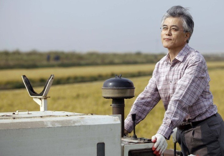 뭘 입어도 무사고 경력 30년 장기근속자 같아 보이는 문재인 | 인스티즈