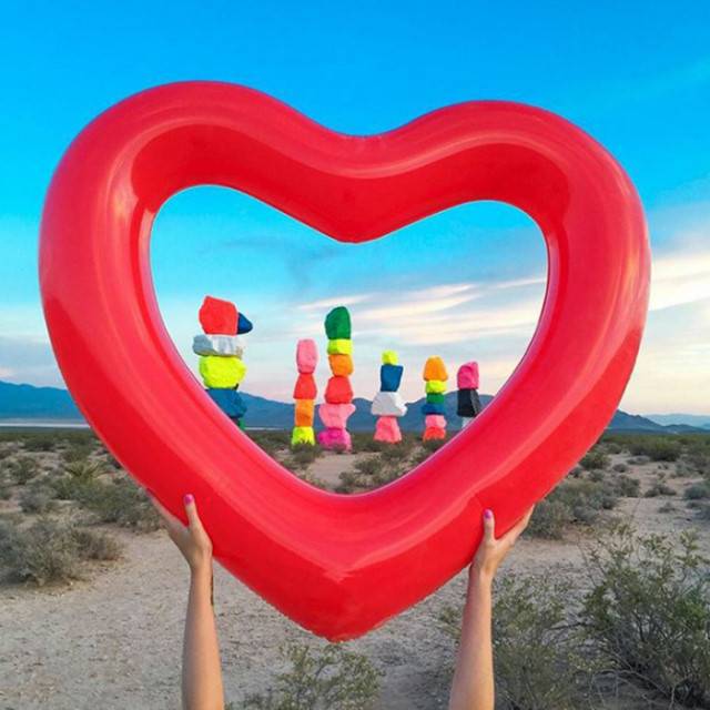 바다에서 핫한 튜브들.jpg | 인스티즈