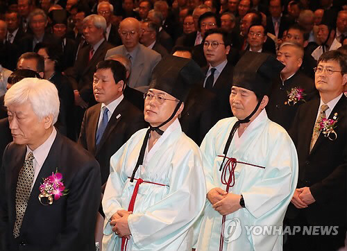 4/13 두루마기 입은 문재인 | 인스티즈