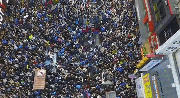 드론으로 찍은 문재인 부산 서면 유세 현장.gif | 인스티즈