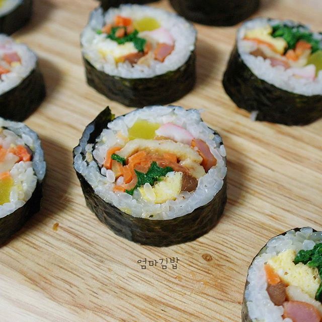 정말 끊임없이 들어가는 김밥.jpg | 인스티즈