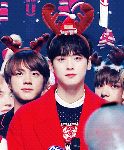 차은우의 외모에 밀리지 않는 뷔의 외모.gif | 인스티즈