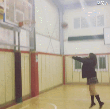 공 다루는 솜씨가 예사롭지 않은 여자친구.gif | 인스티즈