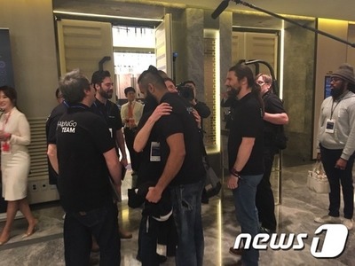 2국째 이세돌 꺾고 환호하는 알파고 개발팀원들.jpg | 인스티즈