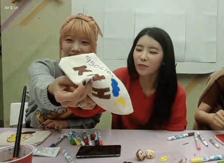 [다이아] 애교부리는 유니스 발로 차는 기희현.gif | 인스티즈