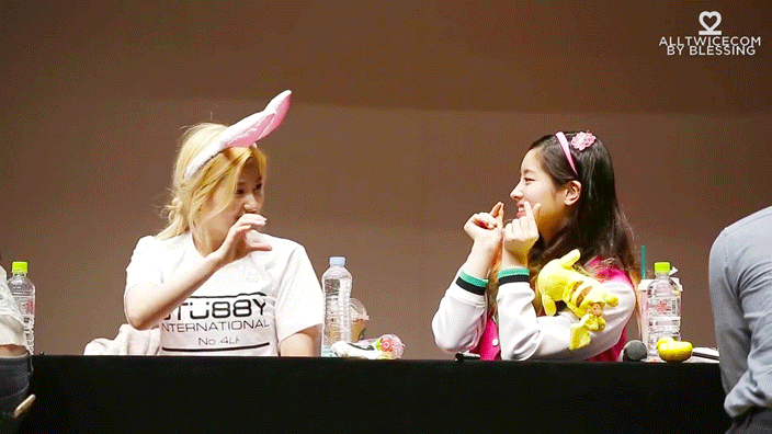 [트와이스] 인사도 하고싶고 하트도 하고싶은 사나 | 인스티즈