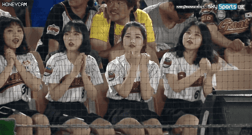 격하게 반응하는 여고생.gif | 인스티즈