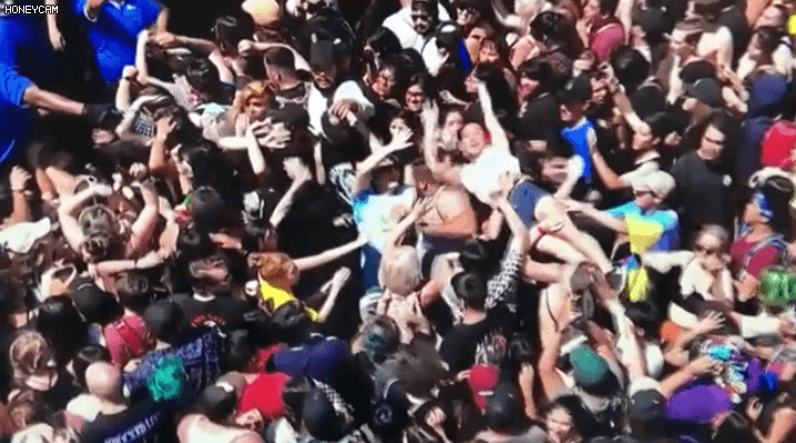 콘서트장에 내팽겨쳐지는 여성 | 인스티즈