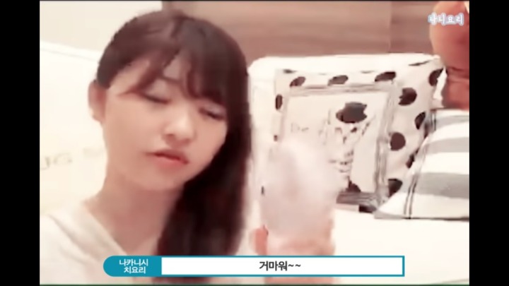 [프듀48] 쇼룸에서 최예나한테 선물받은 썰푸는 치요리.jpg (발캡쳐주의) | 인스티즈