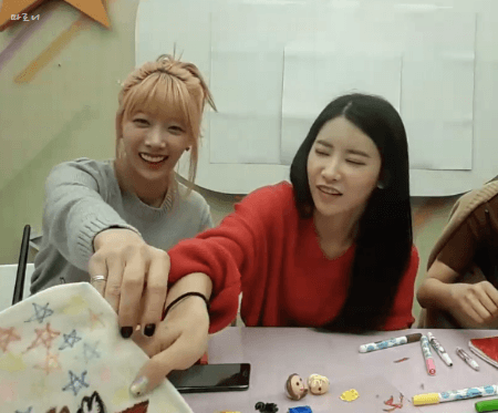 [다이아] 애교부리는 유니스 발로 차는 기희현.gif | 인스티즈