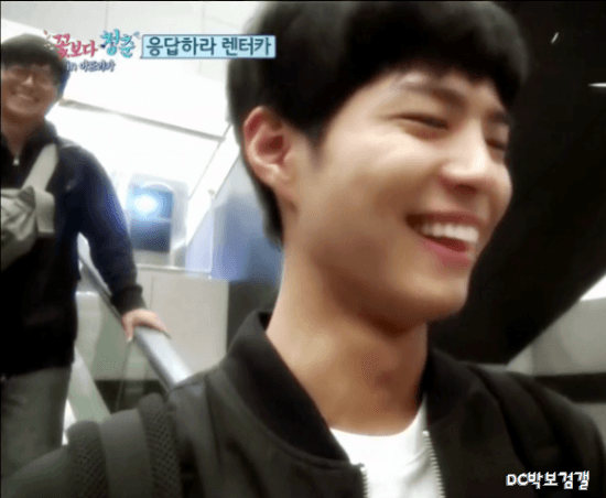 박보검을 바라보는 남자 스태프들의 표정.jpgif | 인스티즈