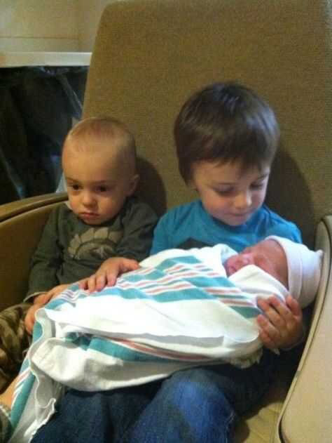 동생을 처음 본 아이들의 사랑스러운 반응.jpg | 인스티즈