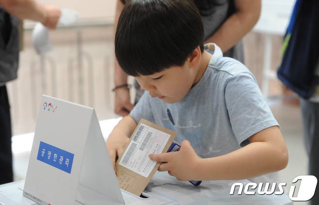 어린이날 부모님들 따라 투표장 온 아이들 .jpg | 인스티즈