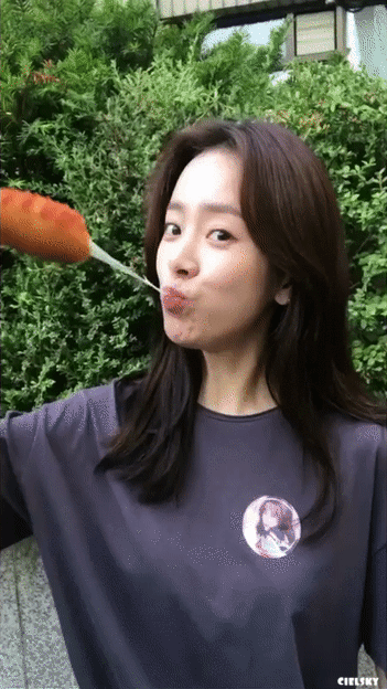 핫도그 먹는 한지민 .gif | 인스티즈