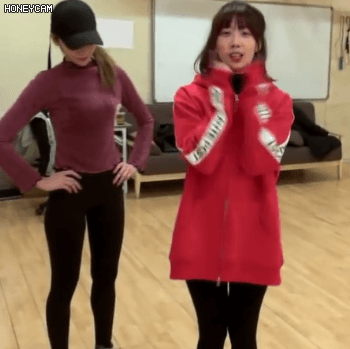[다이아] 애교부리는 유니스 발로 차는 기희현.gif | 인스티즈