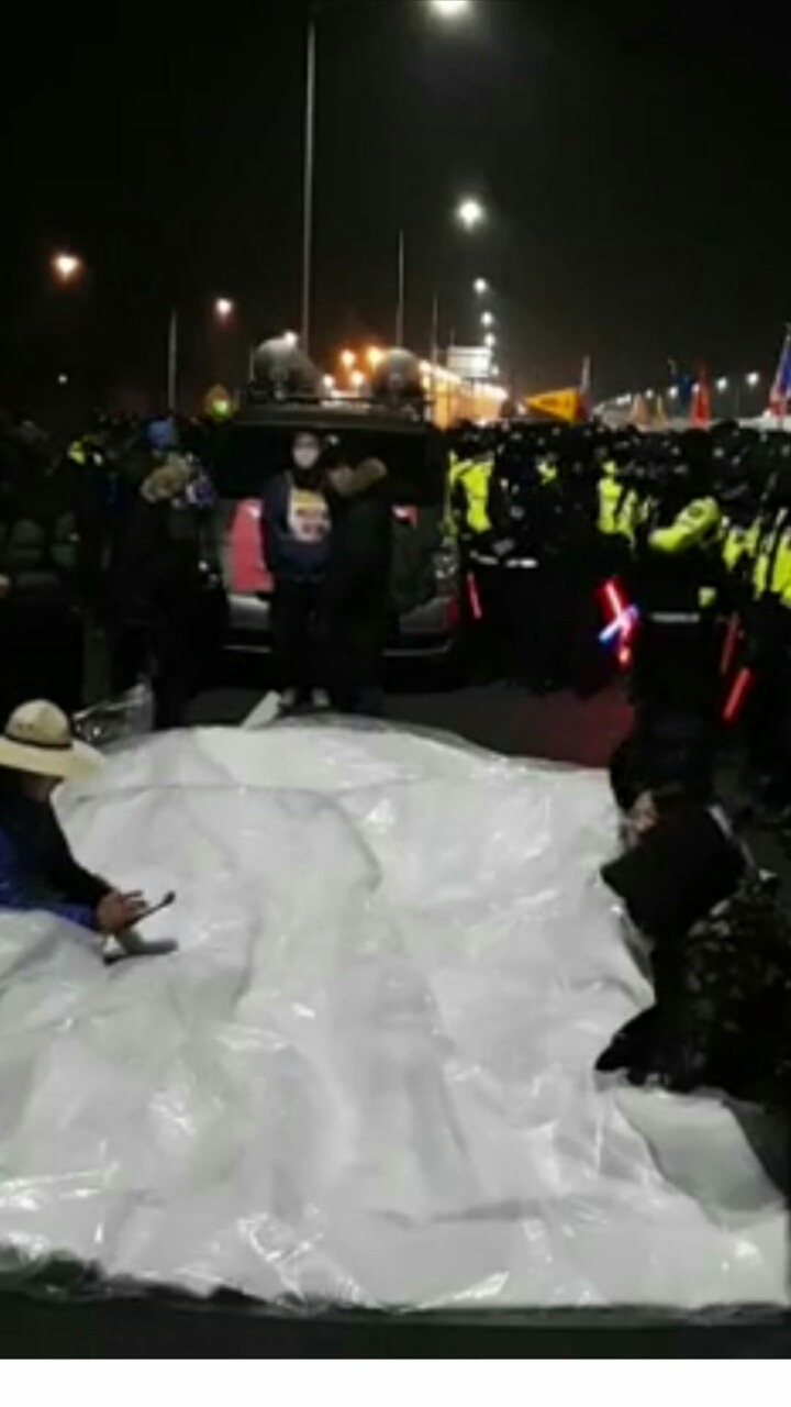 경찰이 휘두른 채증용 카메라에 부상 당한 농민(피 주의) | 인스티즈