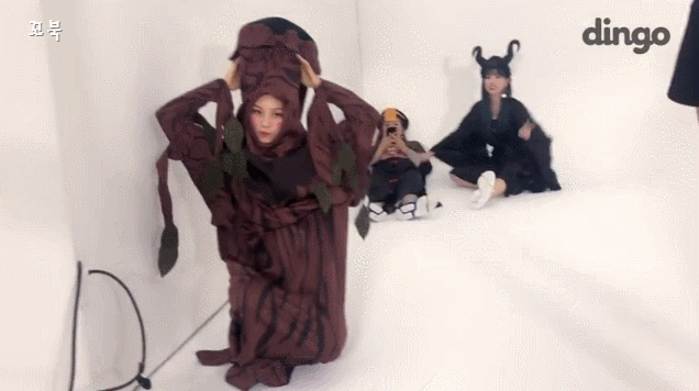 여자친구 엄지 찍는데 뒤에서 시선강탈하는 은하 신비.gif | 인스티즈