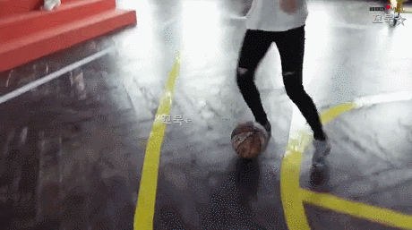 공 다루는 솜씨가 예사롭지 않은 여자친구.gif | 인스티즈