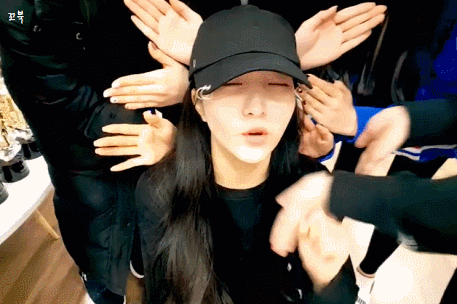 맏언니 소원 괴롭히는 여자친구.gif | 인스티즈