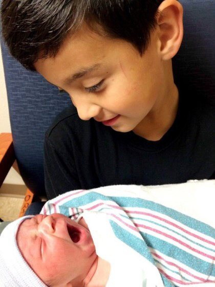 동생을 처음 본 아이들의 사랑스러운 반응.jpg | 인스티즈