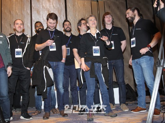 2국째 이세돌 꺾고 환호하는 알파고 개발팀원들.jpg | 인스티즈